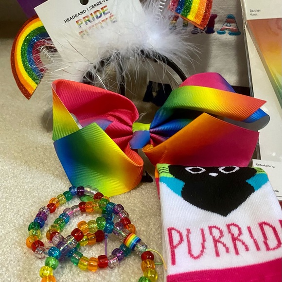 PRIDE 🏳️‍🌈 I’ve added more items!  bundle banners, flags, hand towel, visors - Picture 5 of 14